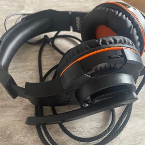 Gaming hörlurar  - Hörlurar som fungerar super! Nästan aldrig använt, lyser rängbogit perfekt för gaming men också om man vill lyssna på musik eller om man har jobb!! Passa på köp 
