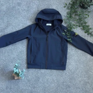 Marinblå windbreaker från Stone Island - | STONE ISLAND WINDBREAKER TILL SÄLJES | 10-12 / 140-150 | Hör av dig vid minsta fråga! | Nypris ca 4500kr bra pris som ej är hugget i sten!|