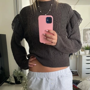 Mörkgrå stickad tröja med volang från Zara - Jätte fin och aldrig använd. Inga defekter❤️