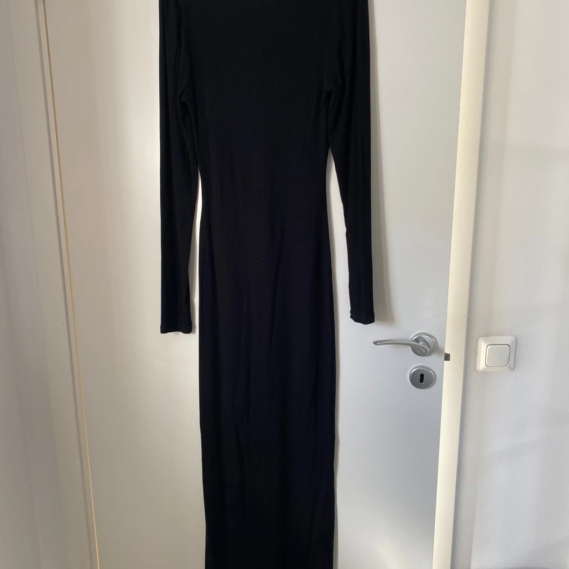 Svart långklänning med lång ärm