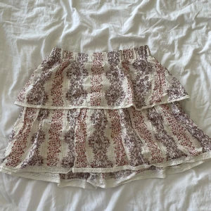 Blommig volangkjol med spetsdetalj - Jätte somrig kjol. Köpt på vinted och lappen är bortklippt så vet tyvärr inte vart den är ifrån❤️