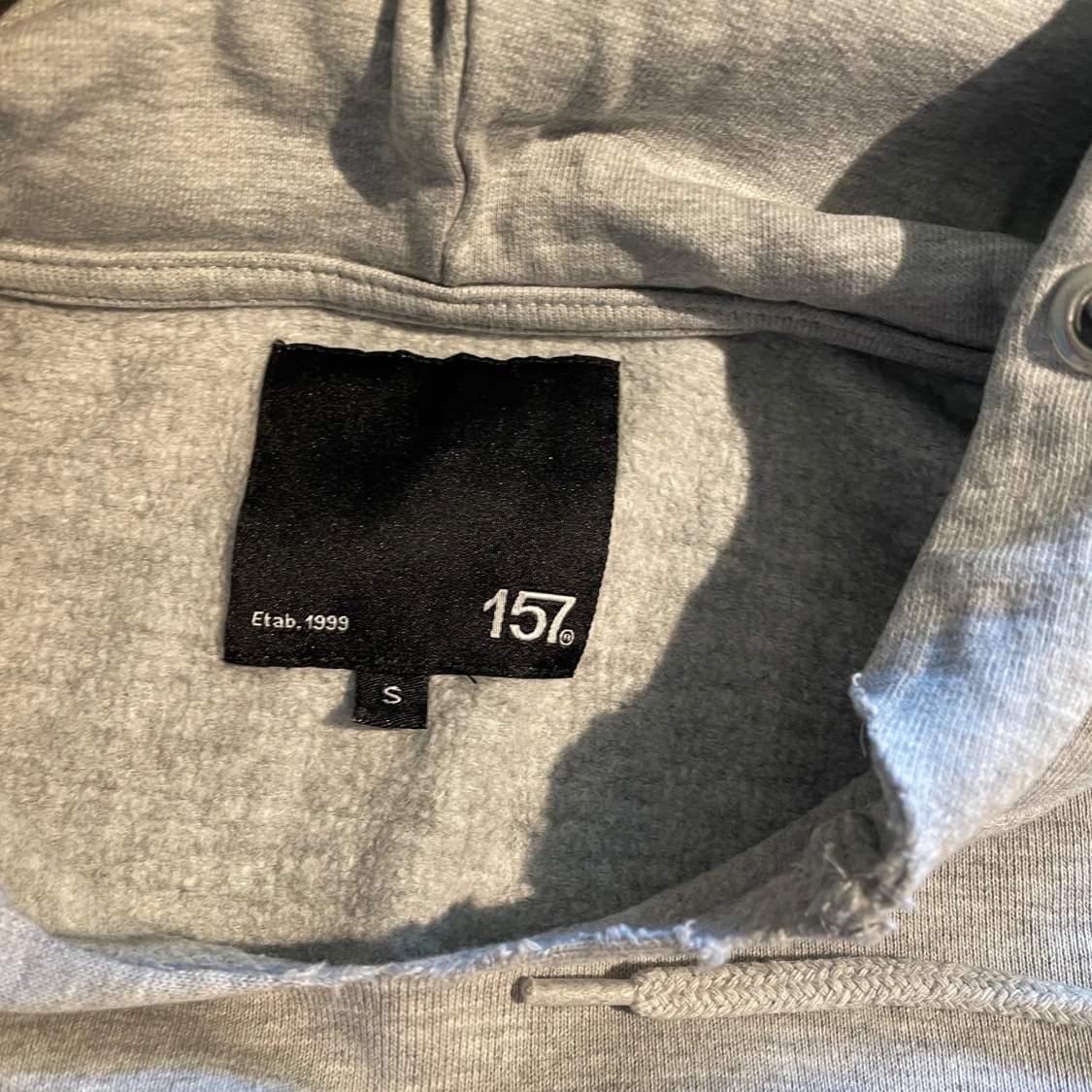 Ljusgrå hoodie från 157 - 2