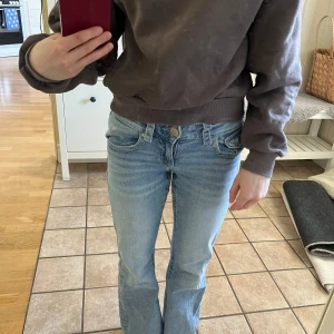 Mörkgrå sweatshirt - Säljer en enkel och stilren mörkgrå sweatshirt med rund hals och ribbade muddar vid ärmslut och nederkant. Perfekt för en avslappnad look och passar till det mesta. Från Gina tricot .