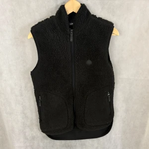 J.lindeberg fleeceväst  - Fint skick! Modellen är 185 och bär XS
