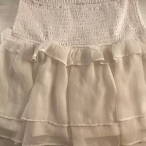 Vit volangkjol  - Supersöt vit kjol från Lindex med flera lager volanger och smock i midjan, alldeles perfekt nu inför sommaren!!💕💕 