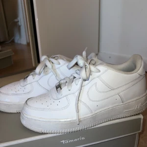 Air Force 1  - Använt några gånger men ser ftf bra ut! För både tjejer o killar! 💞