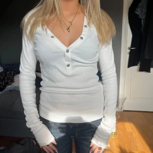  topp med knappar - Säljer en super fin  vit långärmad topp med ribbad struktur och knappar, från nakd skriv för fler bilder eller frågor💞💞