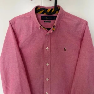 Ralph Lauren  - Säljer en sjukt snygg sommarskjorta som tyvärr har blivit för liten för mig. Skjortan går perfekt ihop med ett par vita linneshorts eller linnebyxor. Skjortan har inga defekter och är bara andvänd 3 gånger. Priset är inte hugget i sten !