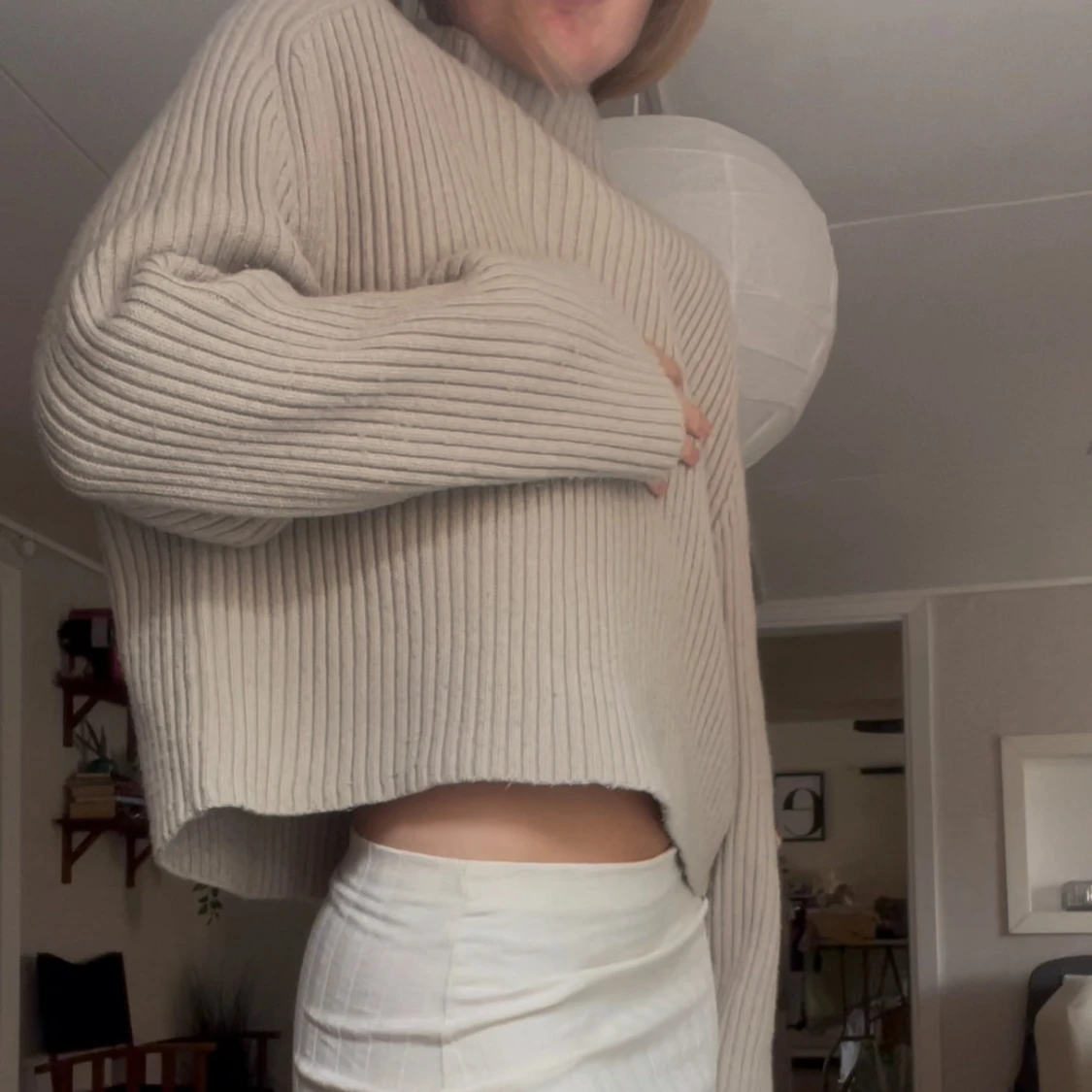 Beige ribbad croppad stickad tröja - 1