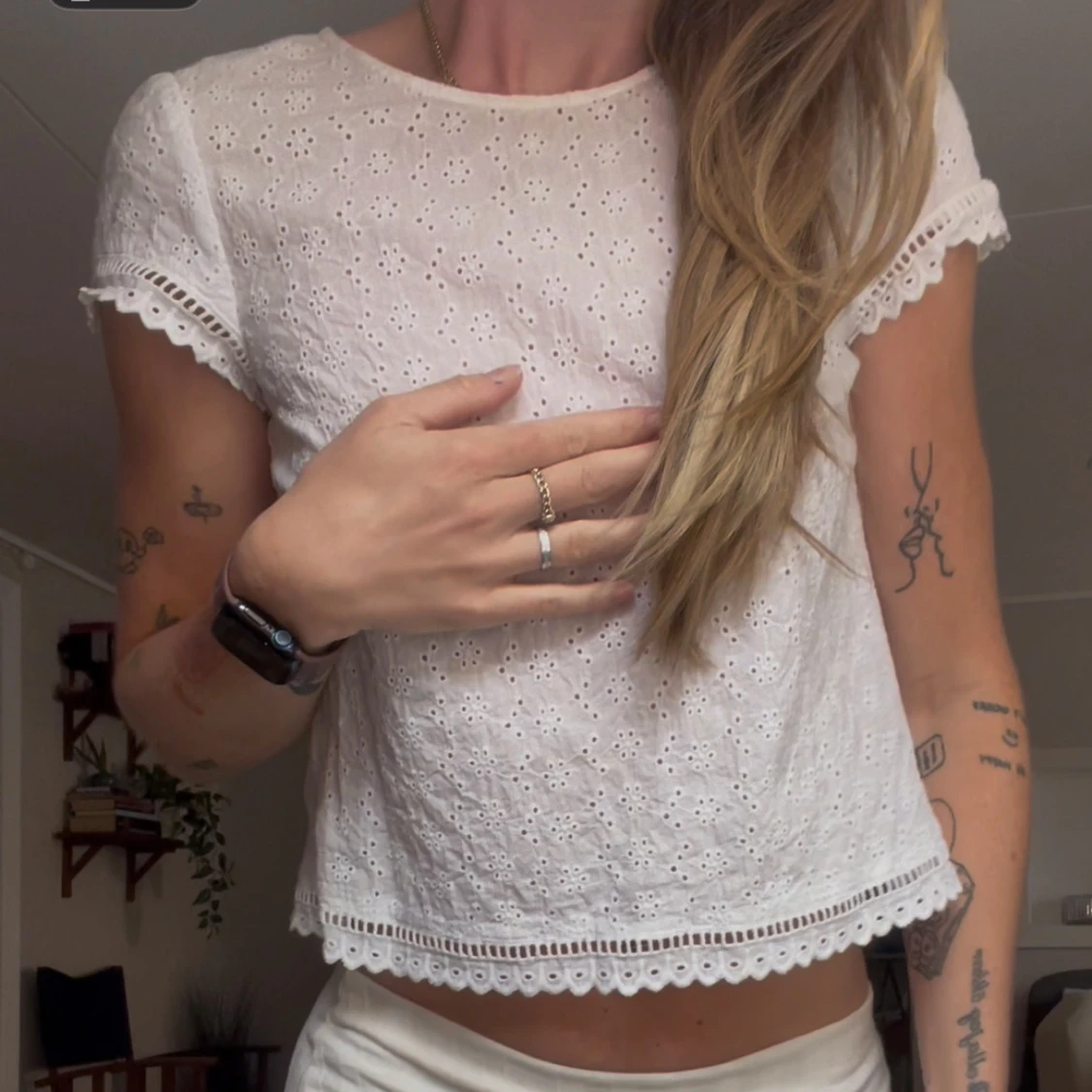 Vit blommig spetsblus med öppen rygg