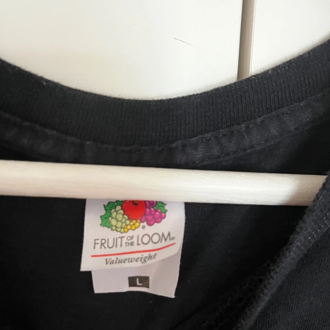 Svart t-shirt med Wheels Magazine tryck från Fruit of the Loom - 1