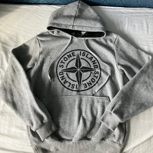 Stone Island hoodie  - Säljer en riktigt fet stone Island hoodie i mycket bra skick. Lite nipprig. Storlek S. Pris kan diskuteras.