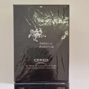Oöppnad Väldigt dyr parfym Creed Absolu Aventus Eau de Parfum 75ml  - Lyxig parfym från Creed, Absolu Aventus, i svart och silver kartong med ikonisk ryttare på framsidan. Flaskan rymmer 75 ml och är tillverkad i Frankrike. Försluten i originalförpackning med signatur på ovansidan. Köpt i Florida kvitto kommer med. 