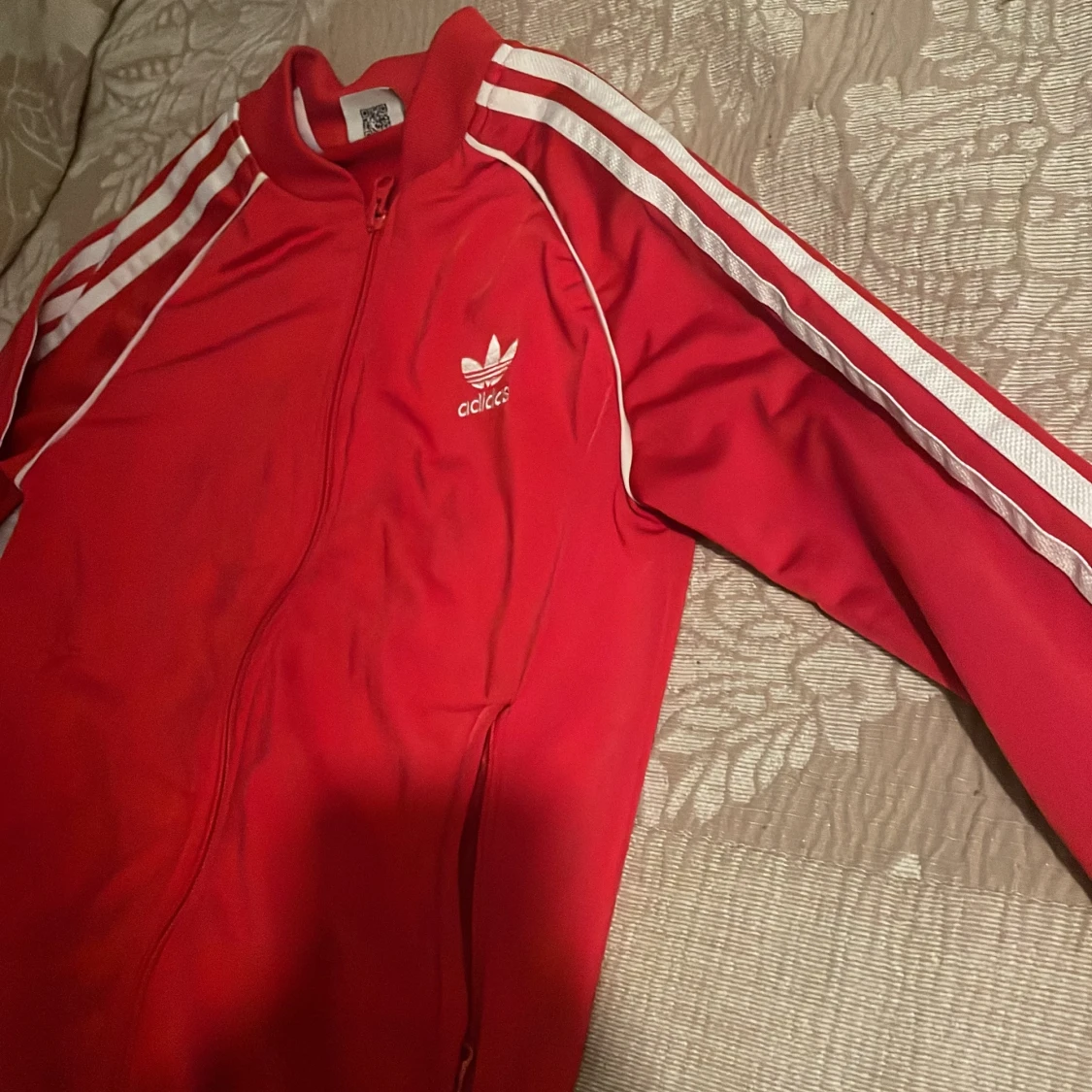 Röda Adidas mjukisbyxor med vita ränder - 2