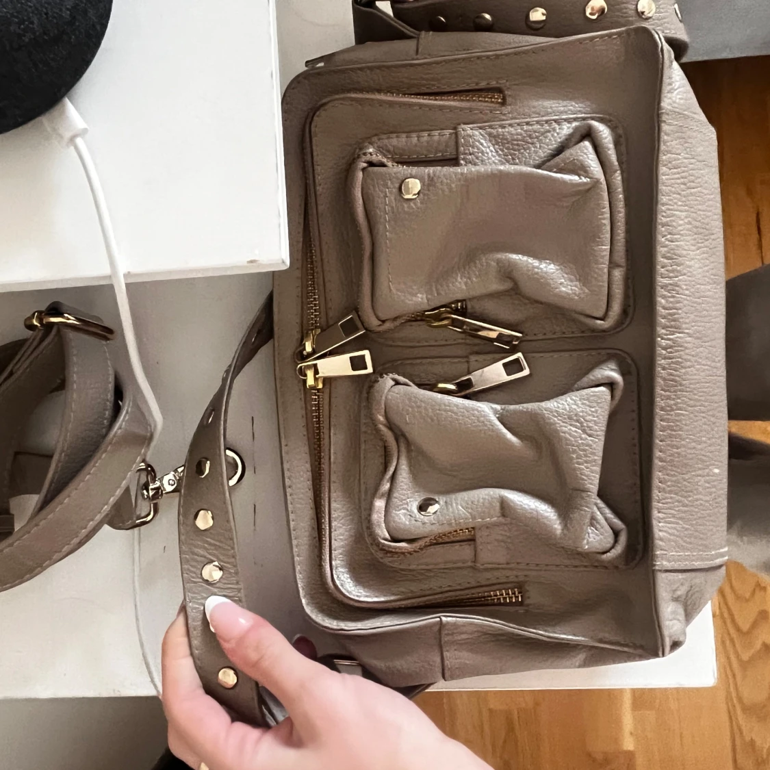 Beige väska från Núnoo med guld knappar/ nitar.  - 3