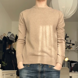 La Chemise beige merino ull tröja - Otroligt skön och snygg tröja i merino ull. Nypris 1000-1300kr. Passar mig bra som är 173. Lite nopprig men inget man inte kan lösa. Hör av dig vid minsta lilla fråga.