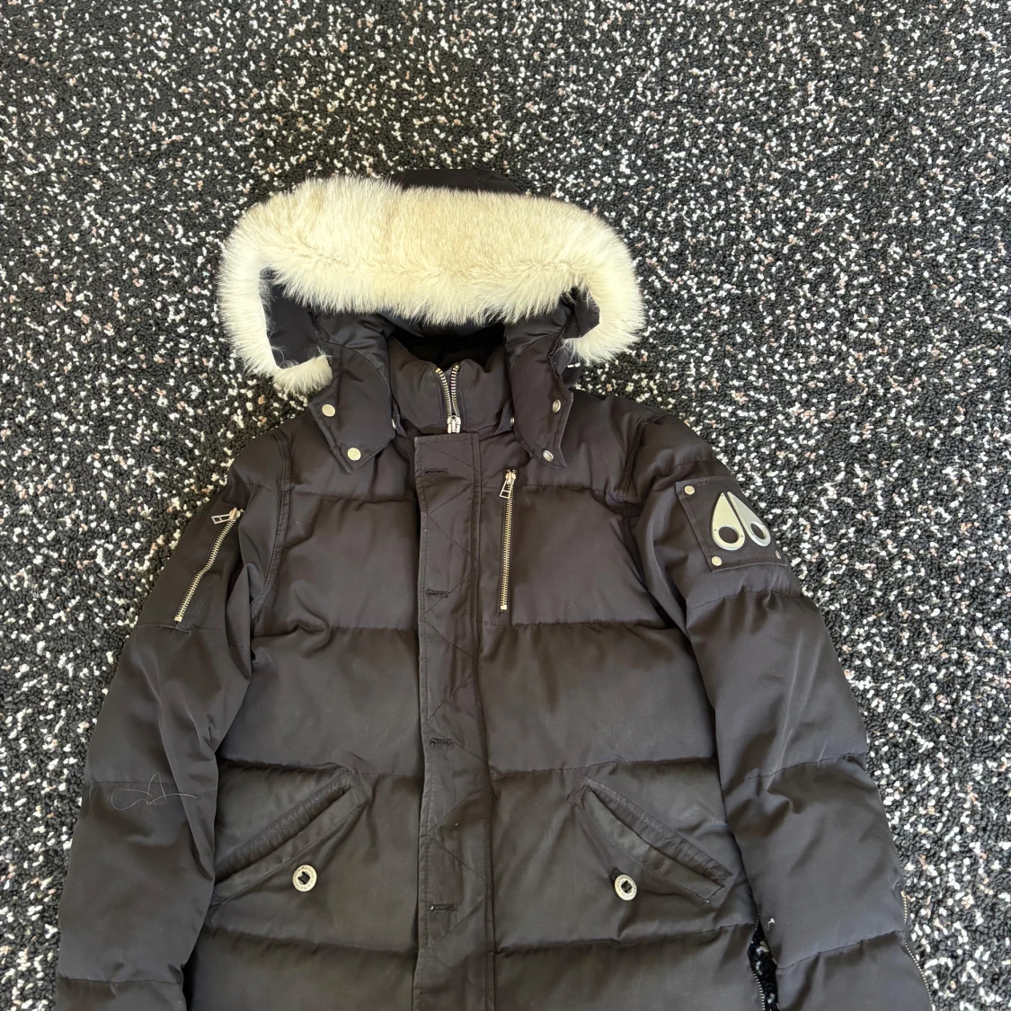 Svart dunjacka med fuskpäls från Moose Knuckles - 1