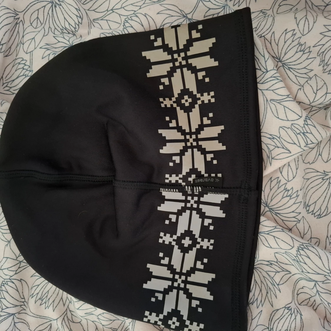 Svart mössa med vitt mönster från Everest - 2