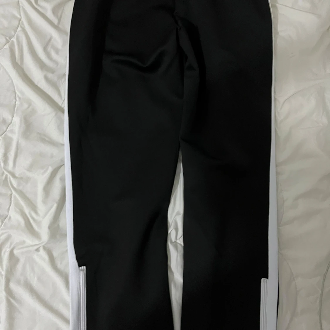 Svarta byxor med vita ränder från Palm Angels - 1