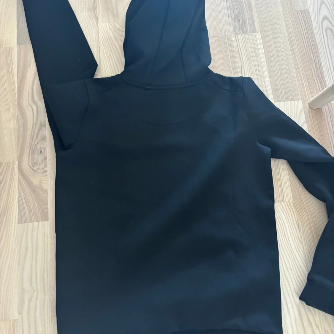 Svart hoodie från Lyle & Scott - 1