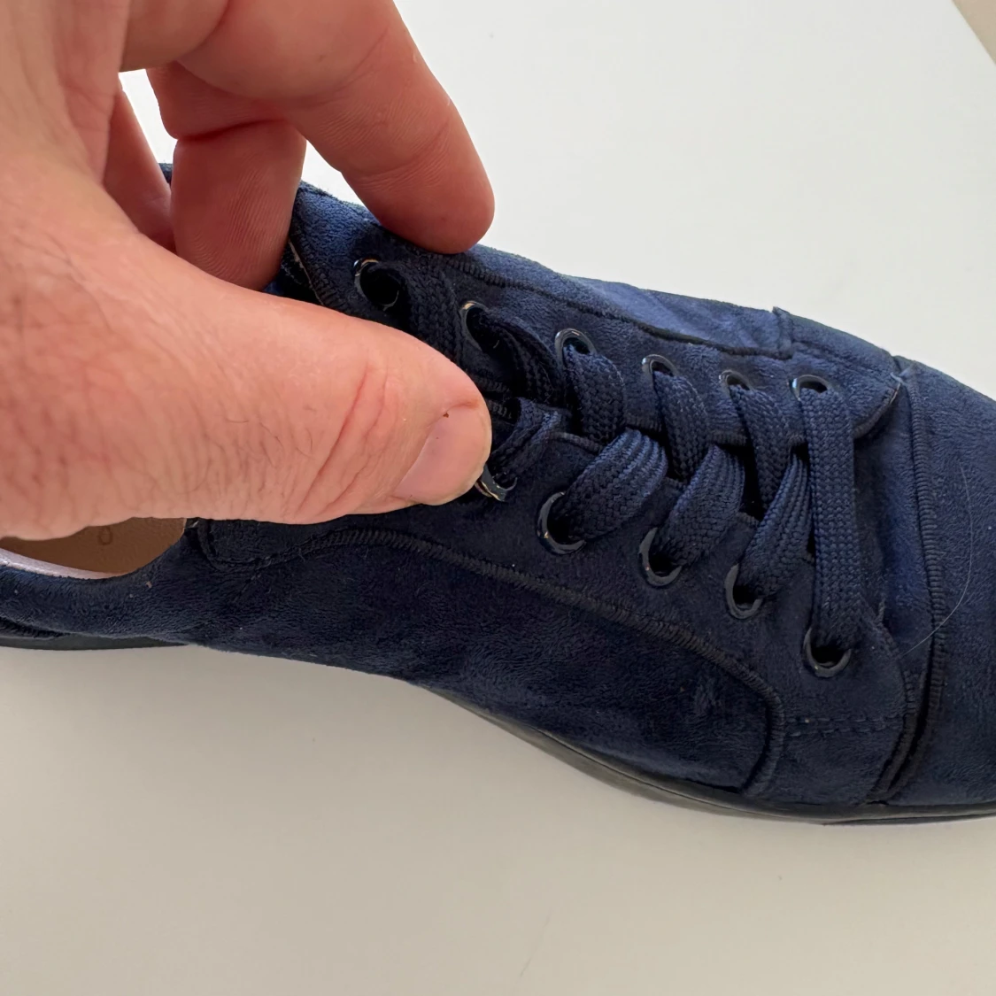 Mörkblå loubs sneakers i mocka - 3