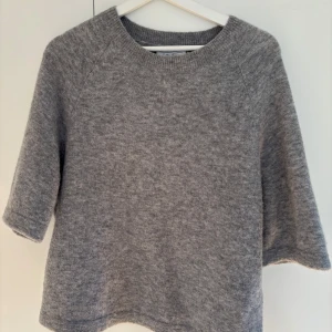 Stickad t-shirt - Säljer nu denna populära stickade trekvartströjan från & Other Stories. Använd ett fåtal gånger så den är i väldigt fint skick. Storlek S. 