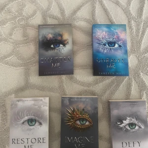 Shatter me böcker - Fem av shatter me böckerna. Läst dom en gång, inga defekter (inga böjda hörn, har inte skrivit i dom) Pris går att diskuteras, skriv bara! Går också att köpa separat💕