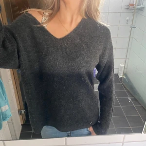 Stickad tröja från Only - Säljer denna gråa stickade tröjan från Only, endast använd ett fåtals gånger❤️✨