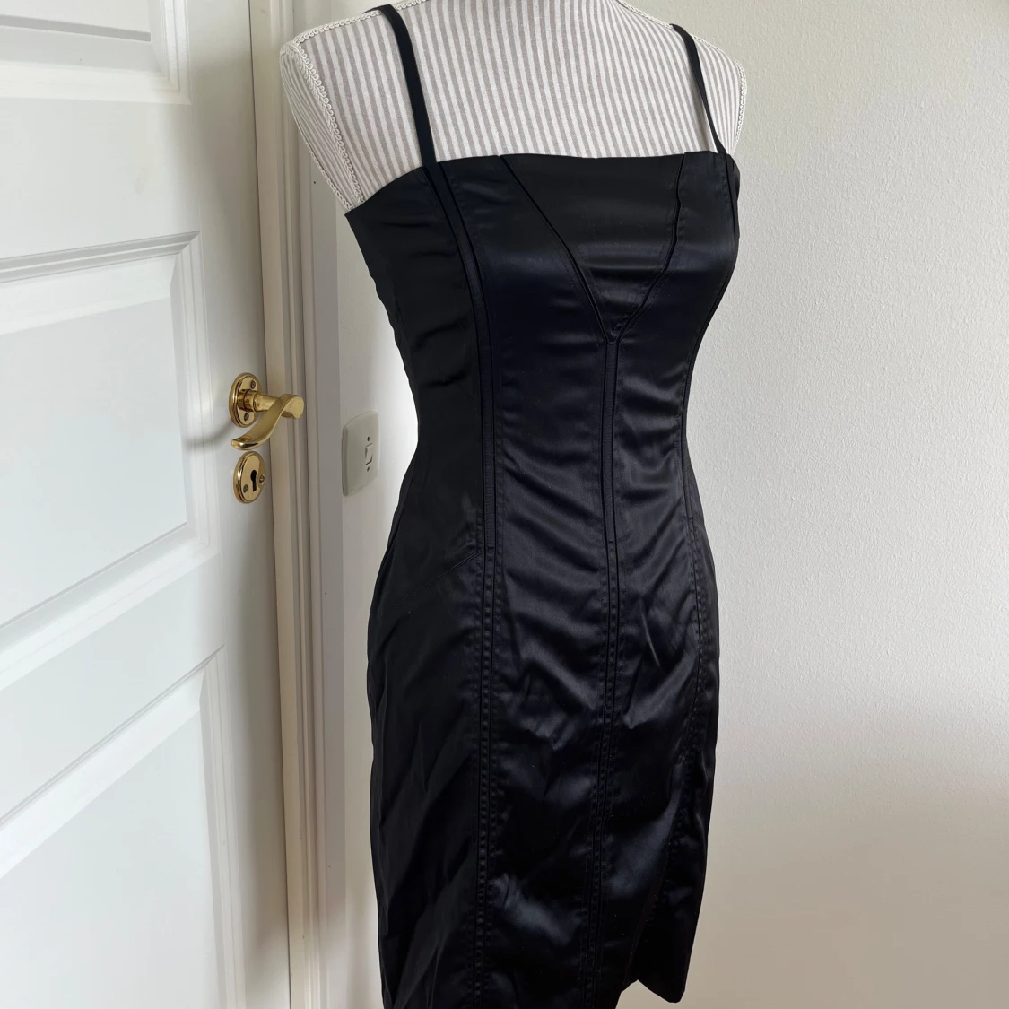 Svart axelbandslös klänning med snörning - 1