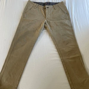Beige chinos från NN07 - Snygga beige chinos från NN07 med klassisk passform och raka ben. Ni får gärna fråga om storlek osv, så kan jag mäta det för er 😁