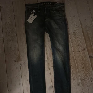 Mörkblå Denham jeans - Jävligt feta Denham jeans. Helt nya med lapp och allt kvar. Stilrena och passar t de mesta. Tveka inte att höra av dig om du undrar något mer😁