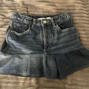 Jeanskjol med volanger  - Superfin aldrig använd! Köpte av en tjej som har sytt den själv, men den är väldigt fint sydd🥰 igentligen storlek 152 men är som en xs! Skriv för mått 🥰🥰