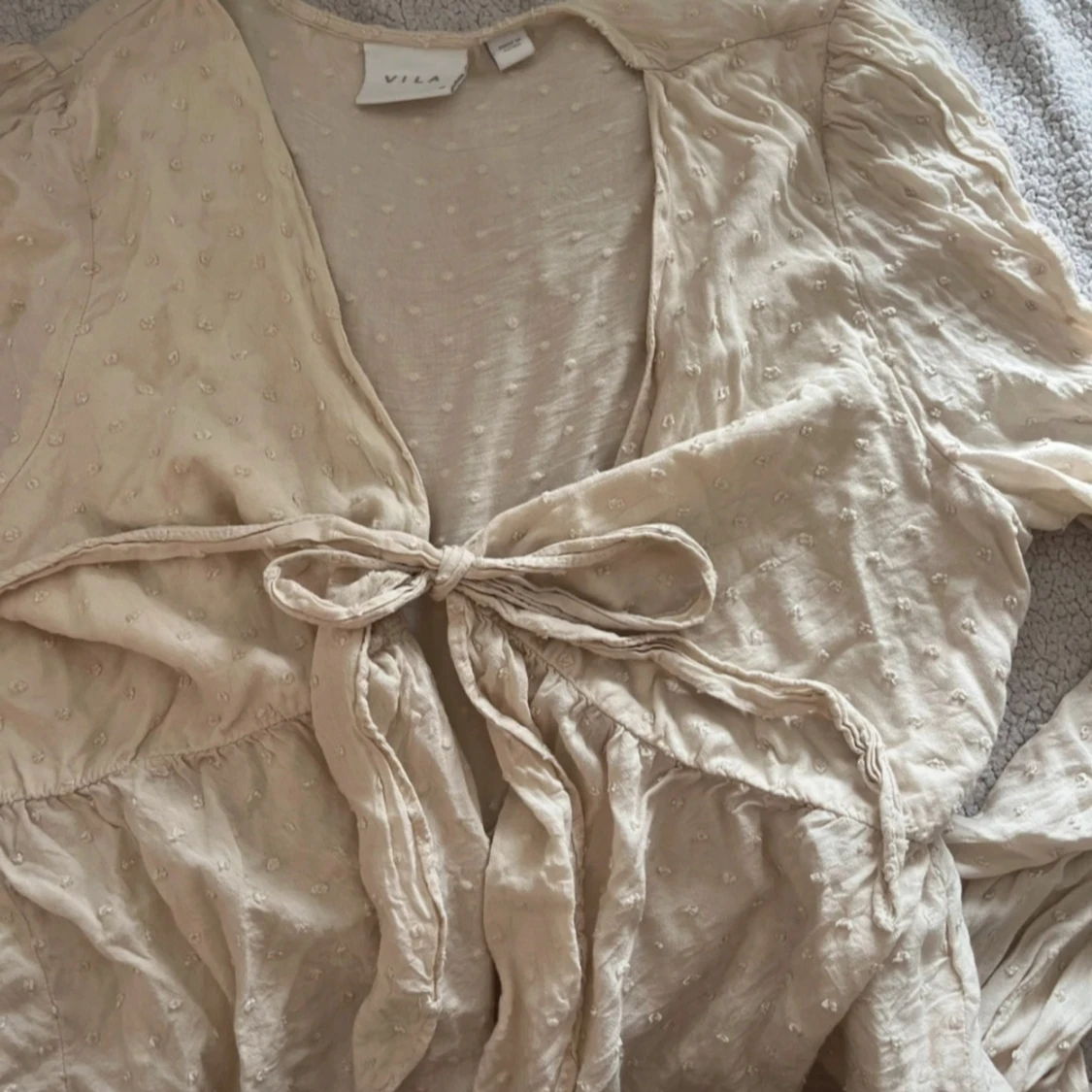 Krämvit blus med knyt från VILA - 2