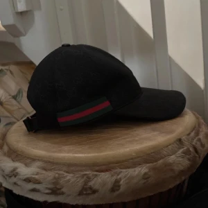  Gucci keps svart  -  svart keps från Gucci säljer billigt, Den är i jätte bra skick inga skador osv , kan skicka fler bilder om de önskas 