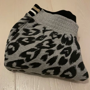 Fina byxor Stella McCartney  - Säljer ett par gråa byxor med coolt leopardmönster. Byxorna är i bra skick. OBS. Stella McCartneys  storlekar är ganska små. Det står 14 år och 155cm. Nypris 1350 sek