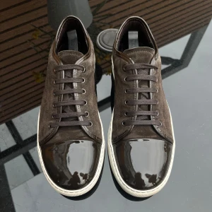 Lanvin Cap Toe DBB1 - Brun mocka och glansig cap toe - använda ett handfull gånger och i nyskick - storlek UK8 (passar 42-43)  - nypris ~5000kr - enbart skorna medföljer - hör av dig vid frågor!