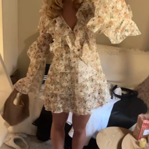 Blommig klänning  - Säljer denna superfina helt slutsålda klänningen från Pretty Little Thing, aldrig använd med prislapp kvar!