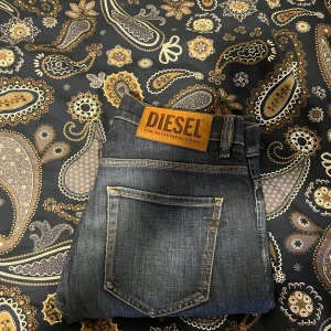 Mörkblå jeans från Diesel D-Viker - Säljer ett par mörkblå straight legs jeans från Diesel, modell D-Viker. Jeansen är ett par månader gamla men bara använt de 2 gånger, jeansen har inga skador elle fläckar  W29 och längd L32. Vid intresse eller vidare frågor kontakta mig!.