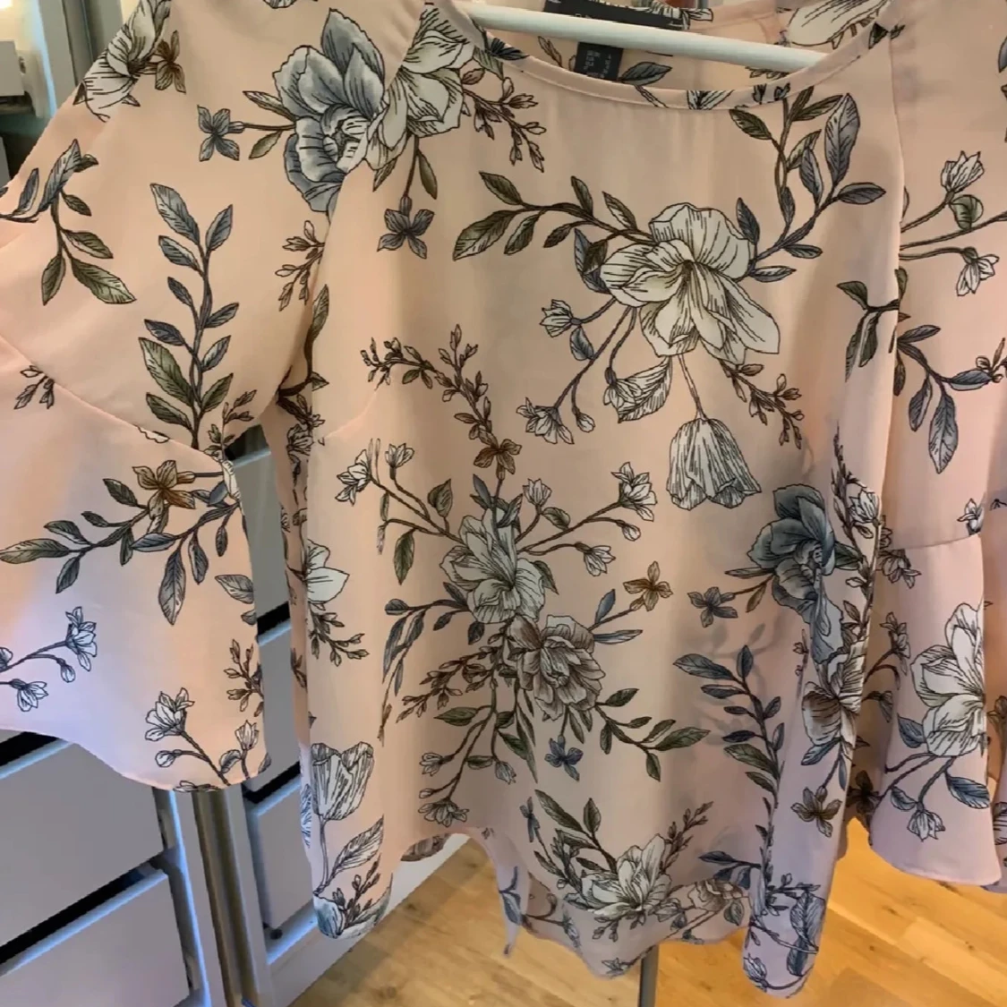 Blommig blus med vida ärmar - 1