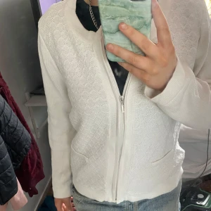 Vit stickad cardigan  - Säljer min fina vita stickade cardigan. Den är perfekt nu till våren, strlk lappen är bortklippt. Men jag skulle säga S/M. Man kan ha en tröja under. Lämna gärna prisförslag.