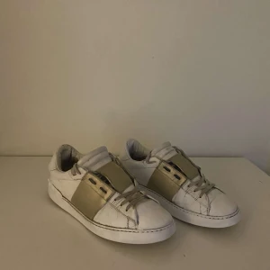 Valentinos  - Valentino opens i guld, bra skick. Inget og tyvärr därav det låga priset. Storlek 43. Skickas snabbt och säkert!