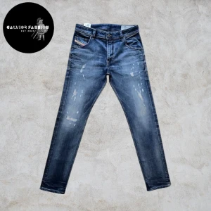 Blåa disesel jeans - Snygga blå jeans med slitningar från DIESEL, modell rayver. Mycket bra skick. Storlek 29/32 passar ett storlek större också då den är elastisk/stretchig. Skriv om du vill ha mått eller har andra frågor! 