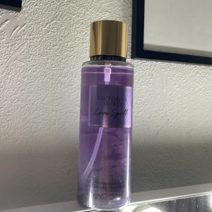 Victoria's Secret Love Spell Body Mist - En lila body mist från Victoria's Secret den har provats men annars så är den nästan som en helt ny parfym 💕💕💕💕💕