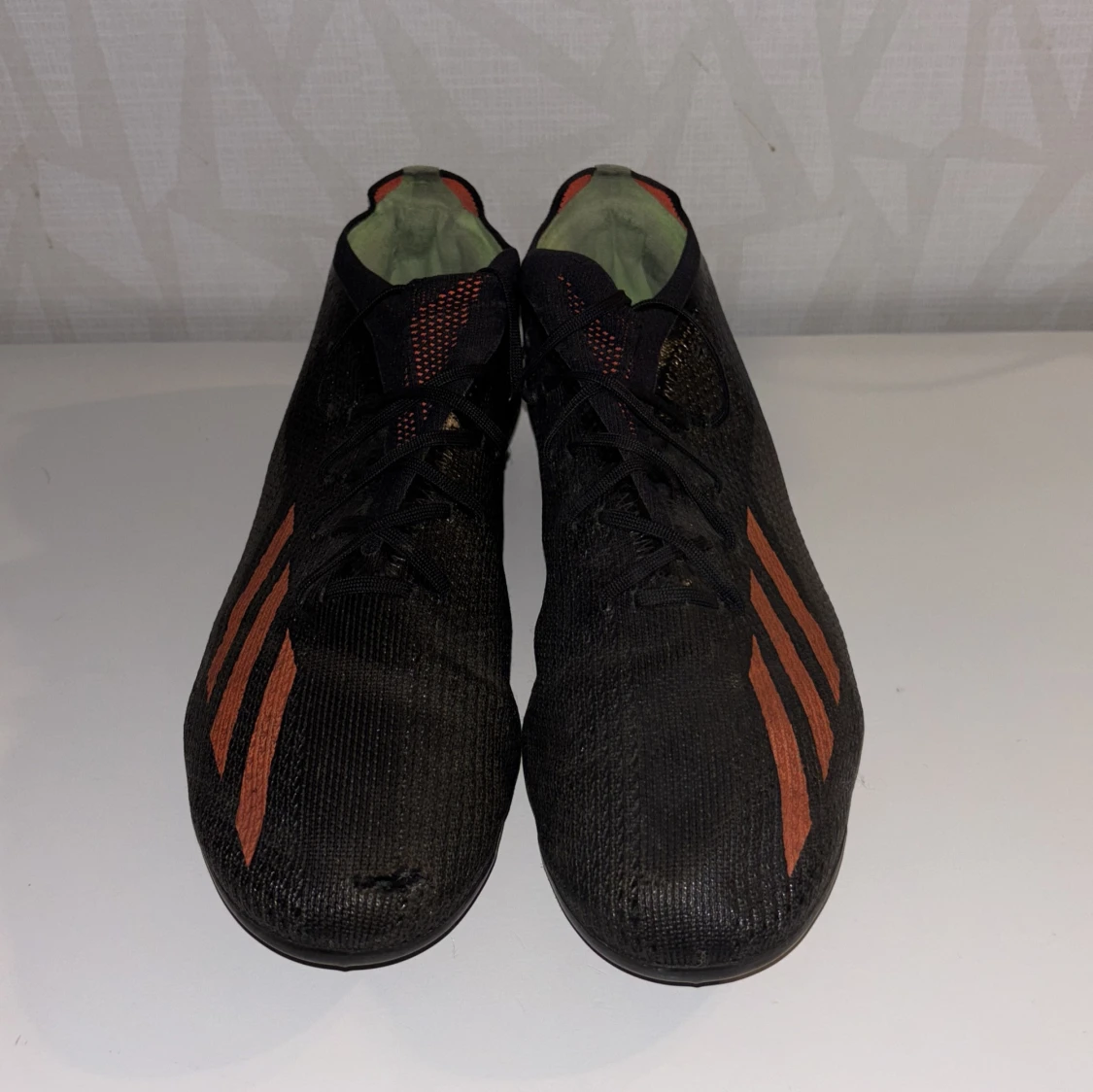 Svarta fotbollsskor från Adidas med röda ränder - 1