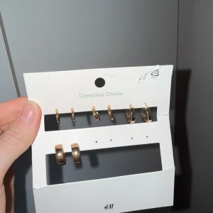 💛Örhängen Guld💛 - 4 par örhängen från H&M i guld, aldrig använda💛