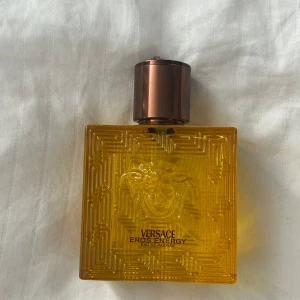 Versace Eros Energy Eau de Parfum - Versace Eros Energy Eau de Parfum är en exklusiv herrparfym. Knappt använd ca 1 gång.