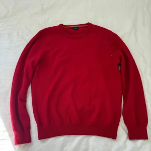 Röd stickad tröja från Boomerang - Säljer min röda boomerang crewneck tröja i storlek L. Tröjan är använd ett fåtal gånger. Tröjan har rund halsringning och ribbade muddar vid ärmslut och nederkant. Perfekt för dig som gillar stil. 