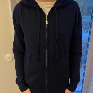 Kashmir/Merinoull Zip Hoodie - En riktigt stilren Kashmir/Merinoull Zip Hoodie i en mörkblå färg, storlek S🌟 Bara använd en gång, nyskick! Hör av dig vid intresse eller minsta fundering!😊