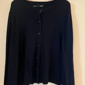 Svart kofta - Säljer helsvart kofta från lager 157. Bra skick, knappt använd. Storlek XS!!