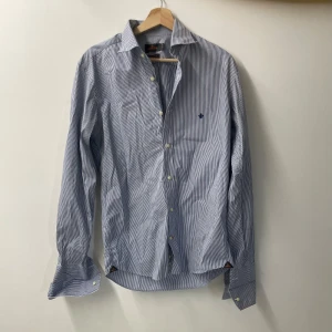 Blåvit randig skjorta från Morris Stockholm - Tja! Säljer denna feta blårandiga Morris skjorta.   I storlek 39 men motsvarar Medium. Priset är såklart diskuterbart✅